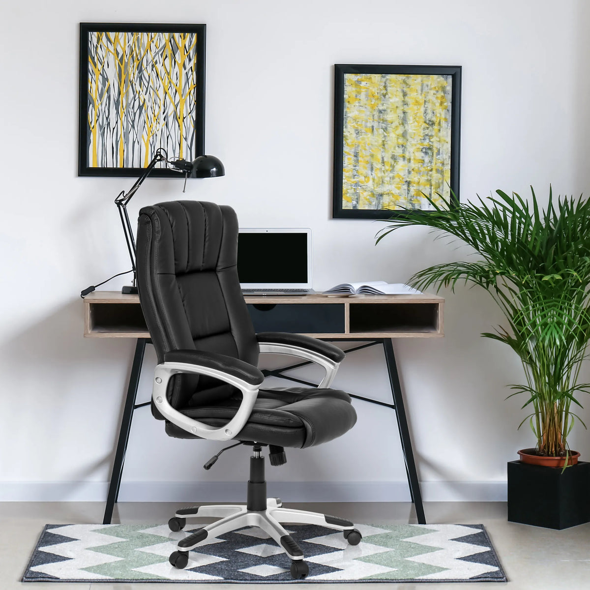 Musta Home Office -toimistotuoli RELAX CL150 käsinojilla ja pyörillä työpöydän edessä, valmistaja MyBuero