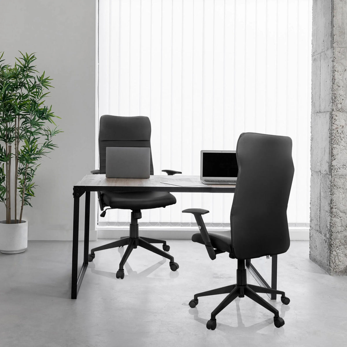 Kaksi mustaa ARTON 30 Home Office -toimistotuolia pöydän ääressä, valmistaja hjh OFFICE