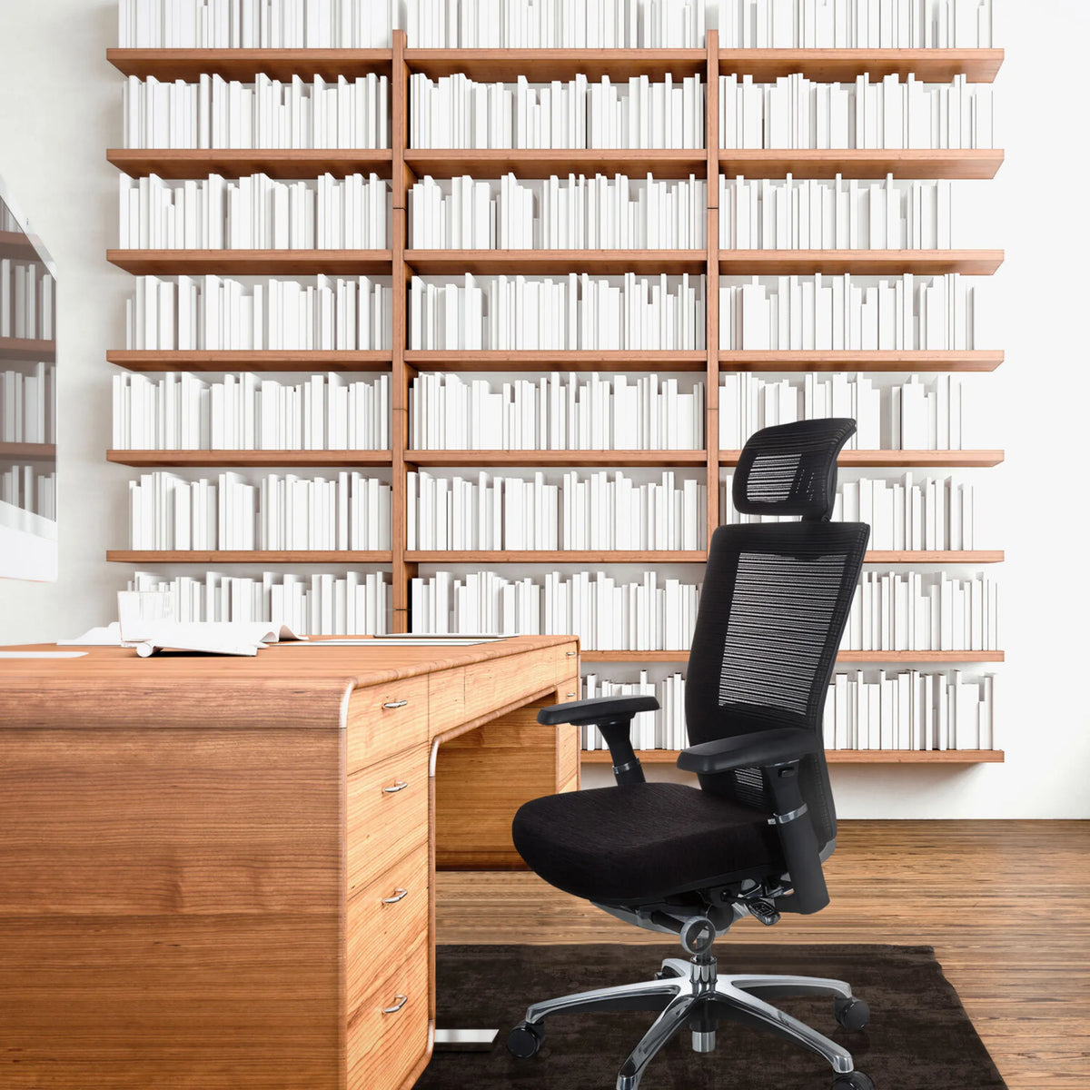 Musta High End -toimistotuoli NOVA PRO I niskatuella ja verkkoselkänojalla puisen työpöydän edessä, valmistaja hjh OFFICE