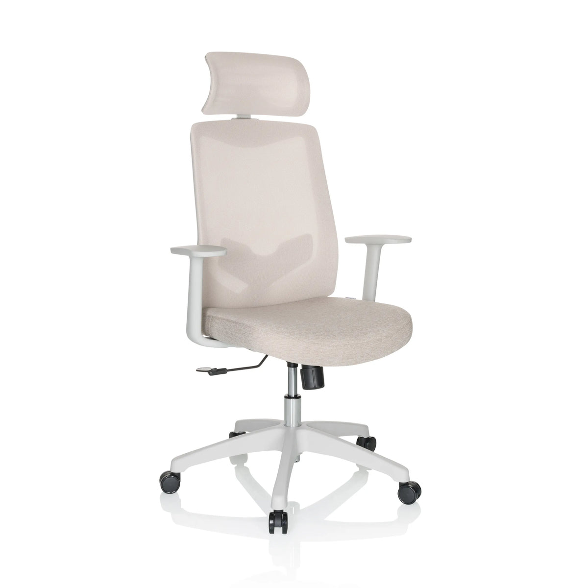Beige Home Office -toimistotuoli MIKEO W niskatuella ja valkoisella viisipyöräisellä jalustalla, valmistaja hjh OFFICE – 360 asteen näkymä (etuviistonäkymä 30°)