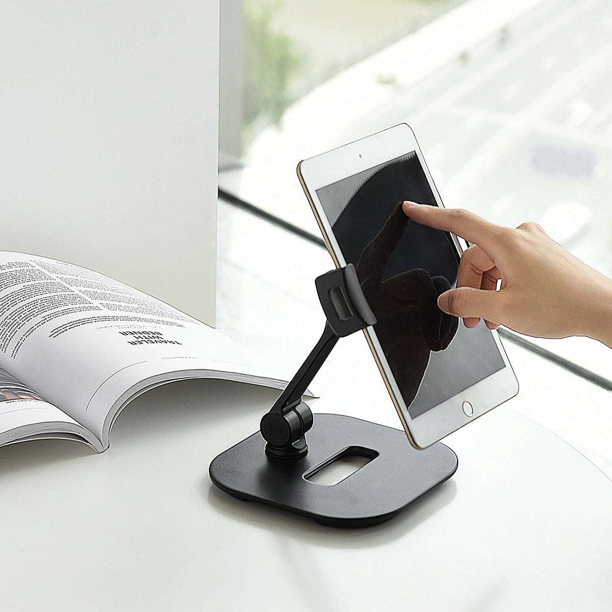 Musta matkapuhelimen & tabletin pidike FLEXMOBI IV ja siinä oleva tabletti valkoisella taustalla, valmistaja hjh OFFICE