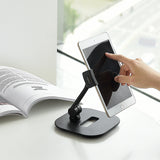 Musta matkapuhelimen & tabletin pidike FLEXMOBI IV ja siinä oleva tabletti valkoisella taustalla, valmistaja hjh OFFICE