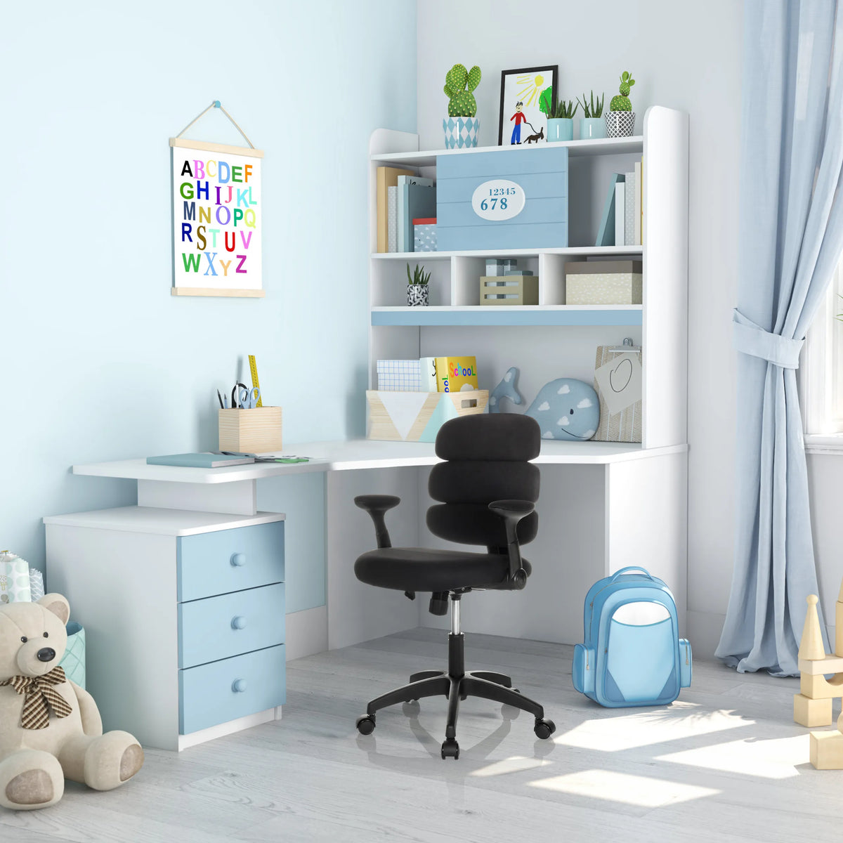 Musta Lasten pyörivä tuoli KID ERGOLINO B käsinojilla ja pyörillä valkoisen työpöydän ääressä, valmistaja hjh OFFICE