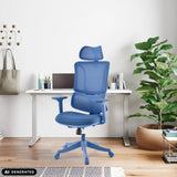 Sininen Ergomy Colore Home Office -toimistotuoli, jossa on verkkoselkänoja ja niskatuki, valmistaja MyBuero (tekoälyllä luotu kuva)