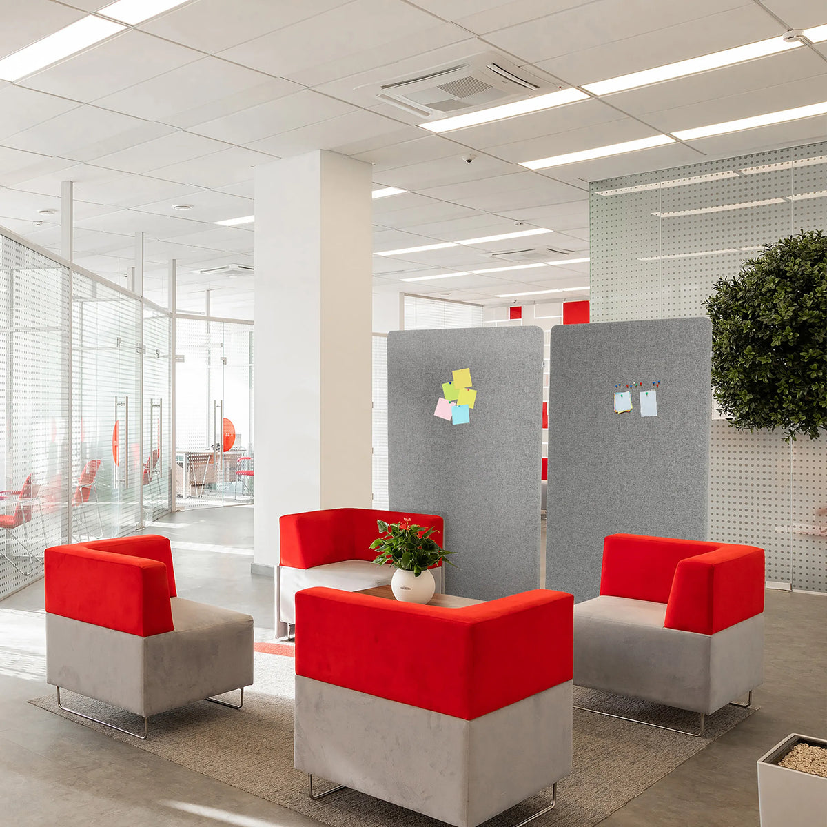 Vaaleanharmaat väliseinät FLEXMIUT STAND toimistoympäristössä istuinryhmän kanssa, valmistaja hjh OFFICE