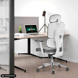 Ammattitason toimistotuoli Ergomy WF 2 harmaana valkoisella rungolla ja niskatuella, valmistaja hjh OFFICE (tekoälyllä luotu kuva)