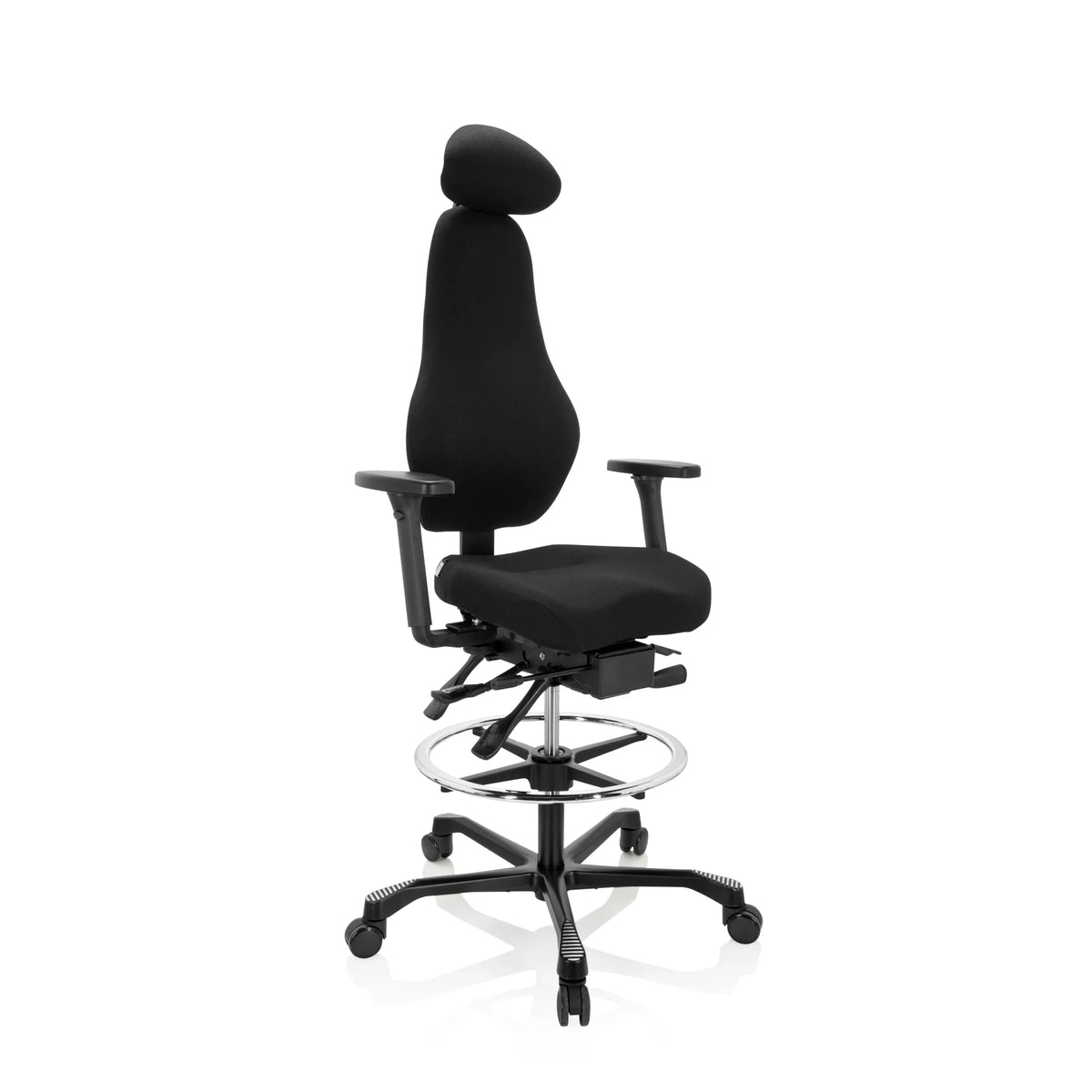 Musta Korkea työtuoli RESISTIO WORK, jossa on niskatuki, jalkarengas ja viisipisteinen pyörätuolijalka, valmistaja hjh OFFICE – 360 asteen näkymä (etuviistonäkymä 40°)
