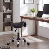Sattix-satulajakkara mustana kromijalkoineen ja pyörillä, valmistaja hjh OFFICE (tekoälyllä luotu kuva)