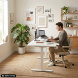 Sähköisesti säädettävä työpöytä Worktime valkoisena näytöllä ja kannettavalla tietokoneella, valmistaja hjh OFFICE (tekoälyllä luotu kuva)