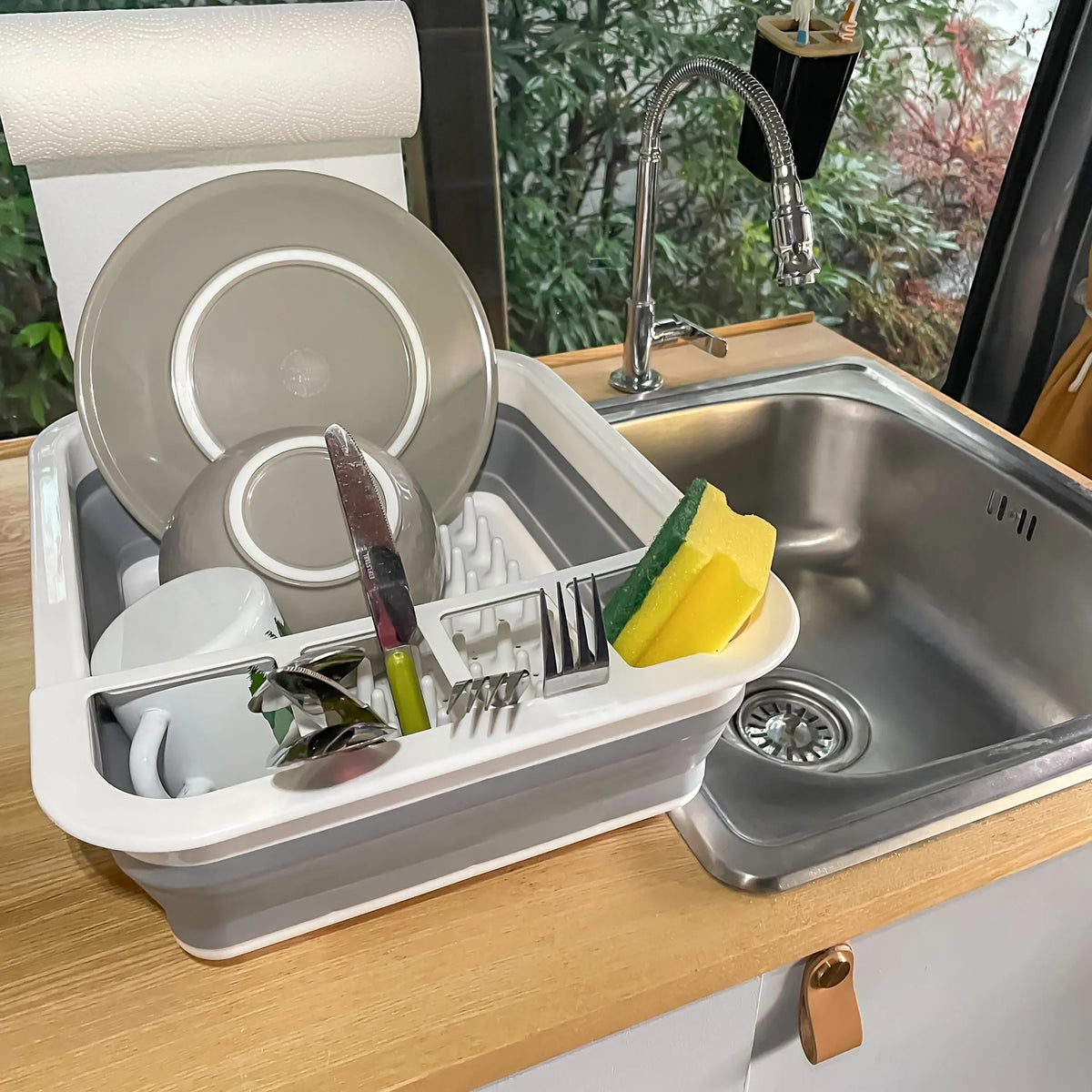 Harmaanvalkoinen kokoontaitettava kontti CLEAN SIL astiankuivauksessa astioiden ja pesusienen kanssa altaan vieressä, valmistaja hjh OFFICE