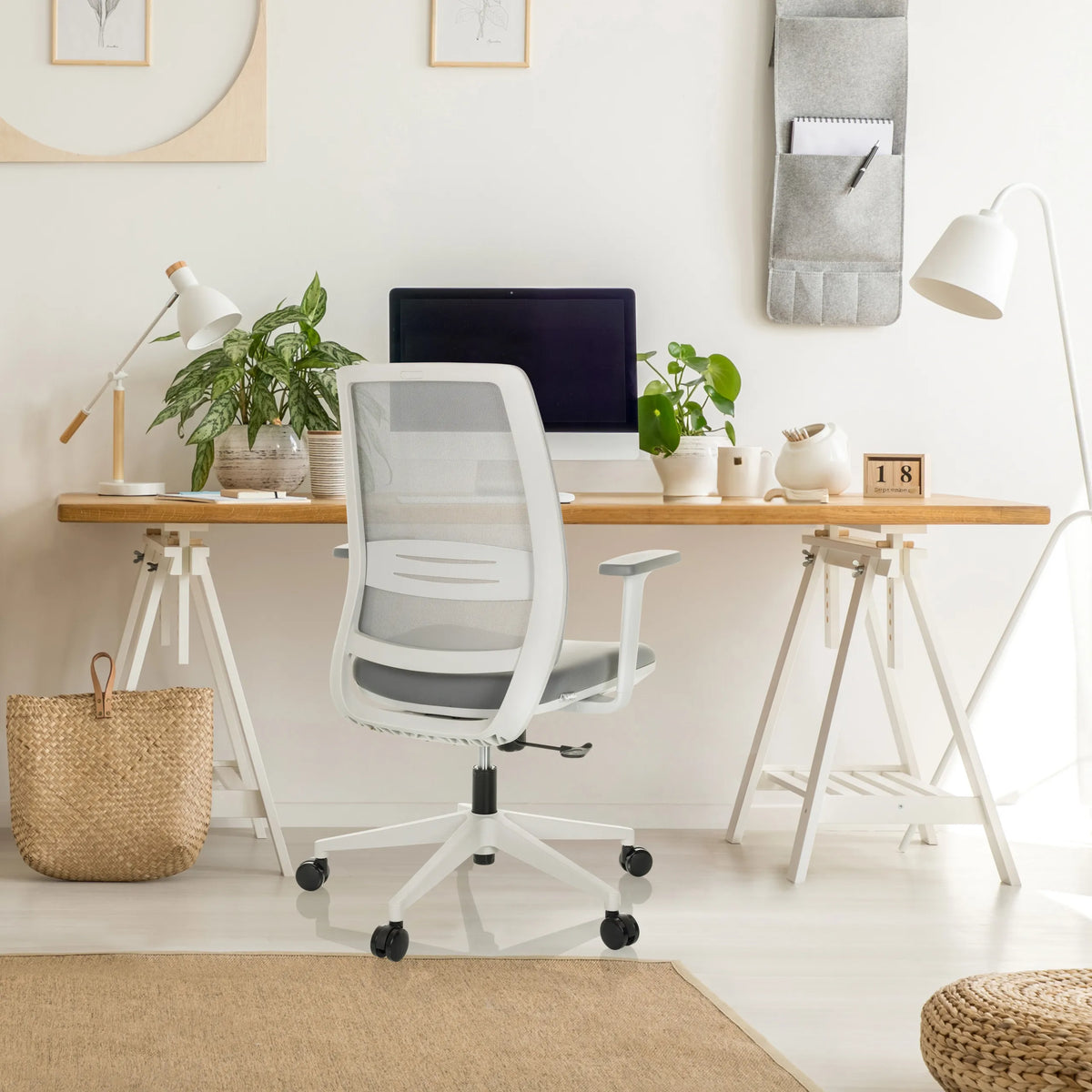 Harmaa Home Office -toimistotuoli PROFONDO ECO W verkkoselkänojalla ja valkoisilla käsinojilla, valmistaja hjh OFFICE