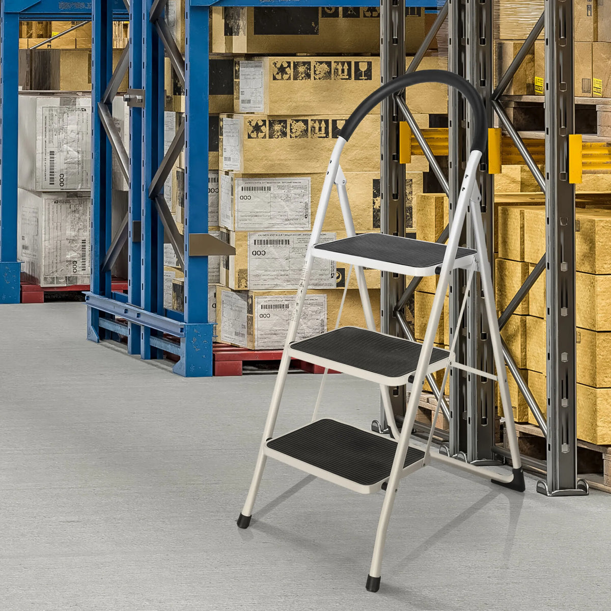 Valkoiset taitettavat tikkaat SOLID W2 kolmella mustalla askelmalla ja kahvalla varastossa, valmistaja hjh OFFICE