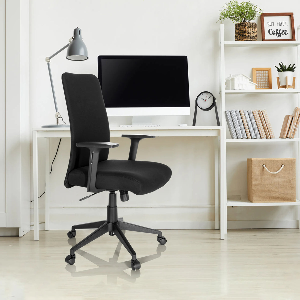 Musta Home Office -toimistotuoli COSIO I käsinojilla ja pyörillä valkoisen työpöydän ääressä, valmistaja hjh OFFICE