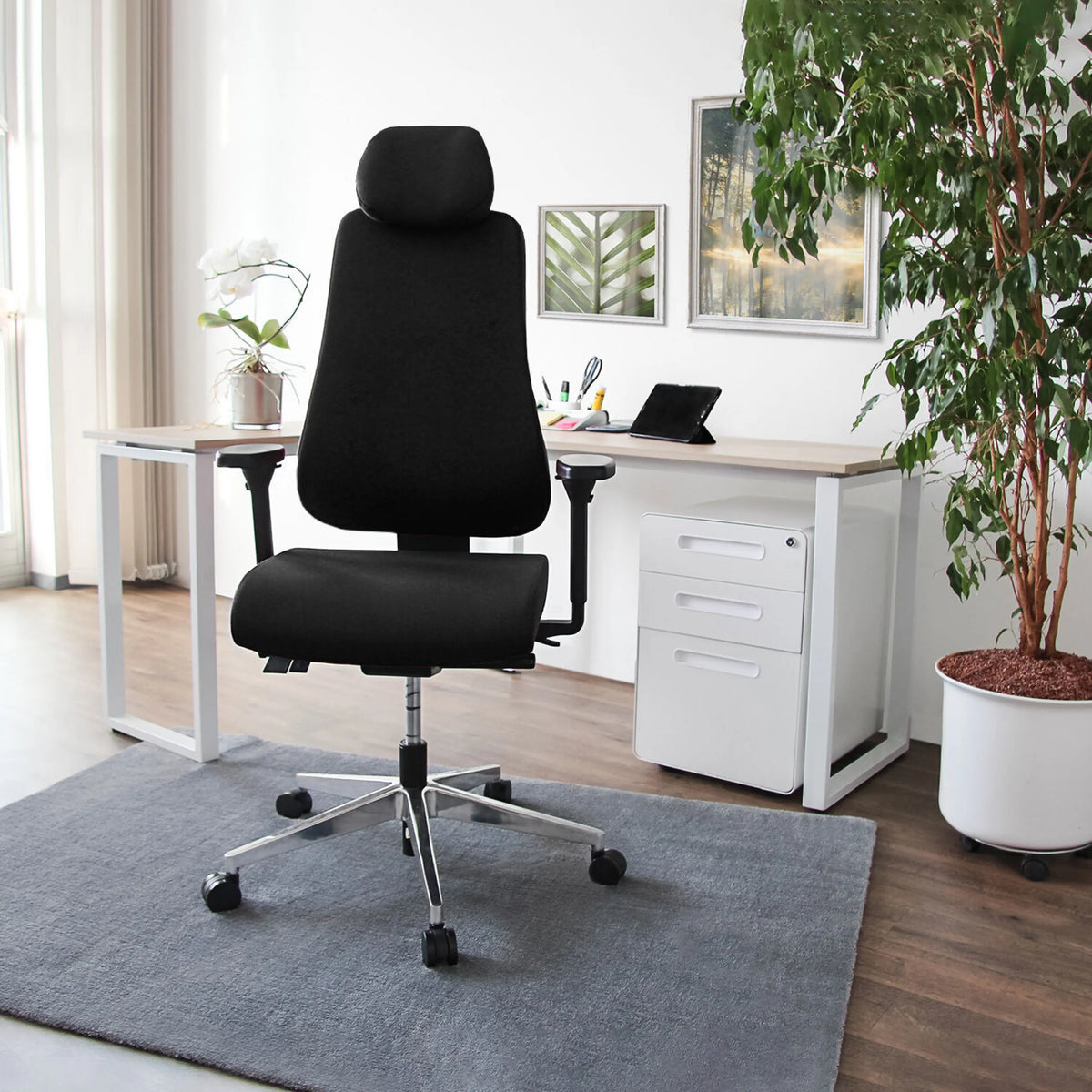 Musta Ammattitason toimistotuoli PRO-TEC 400 niskatuella ja säädettävillä käsinojilla, valmistaja hjh OFFICE