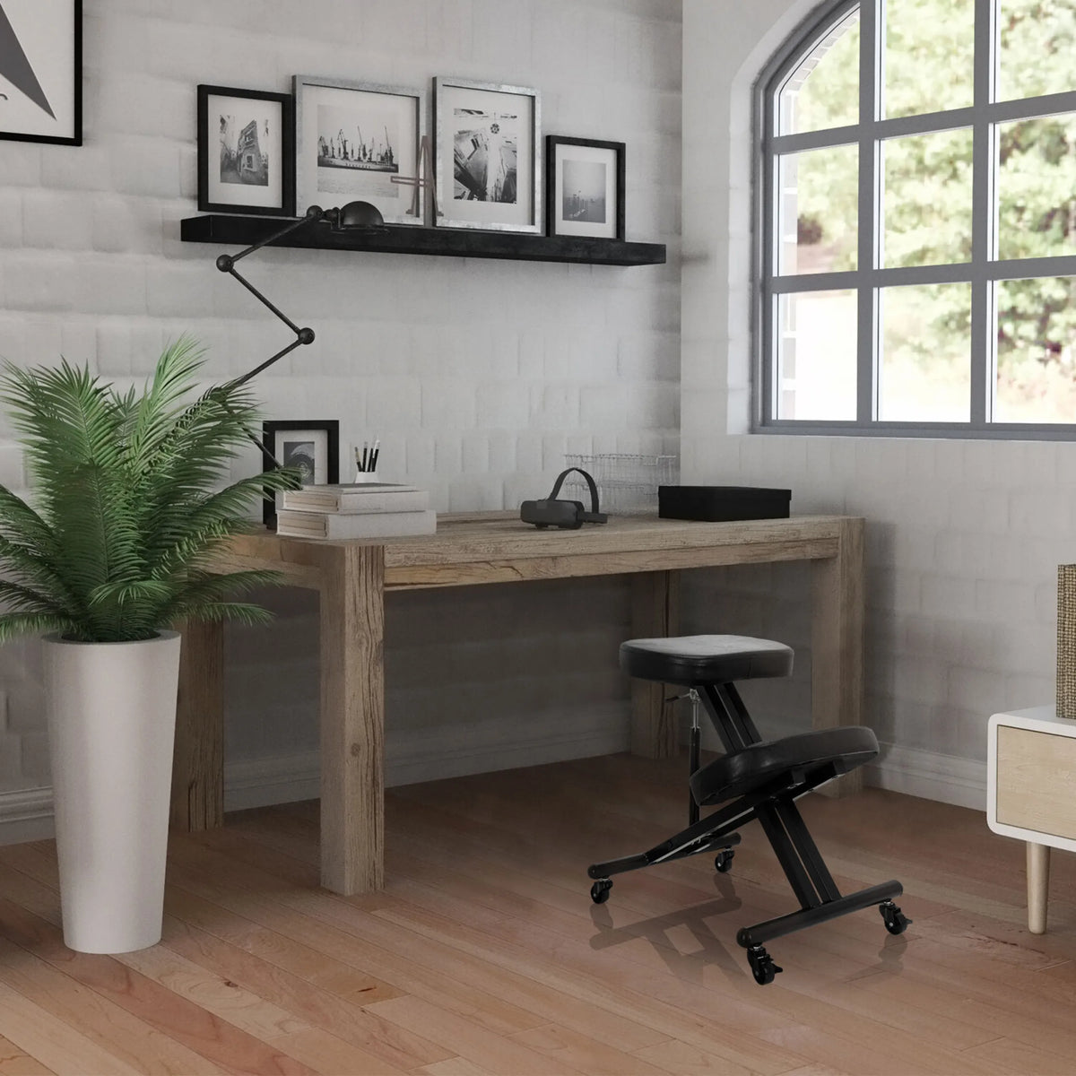 Musta ORTHONI -polvituoli pyörillä puisen työpöydän edessä valoisassa huoneessa, valmistaja hjh OFFICE