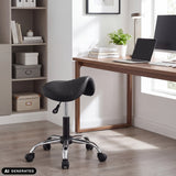 Sattix-satulajakkara mustana kromijalkoineen ja pyörillä, valmistaja hjh OFFICE (tekoälyllä luotu kuva)