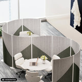 Harmaat Flexmiut Wave-väliseinät näkö- ja äänisuojalla ja geometrisella kuviolla, valmistaja hjh OFFICE (tekoälyllä luotu kuva)
