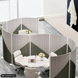 Harmaat Flexmiut Wave-väliseinät näkö- ja äänisuojalla ja geometrisella kuviolla, valmistaja hjh OFFICE (tekoälyllä luotu kuva)