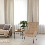 Beige pehmustettu nojatuoli HAVENIO, jossa on korkea selkänoja ja mustat metallijalat, valmistaja hjh LIVING