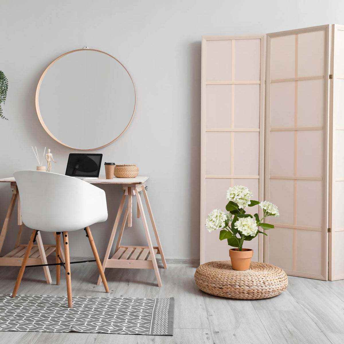 Tekokasvi HYDRANGEA vihreänä ja valkoisena ruukussa punotulla jakkaralla, valmistaja hjh OFFICE