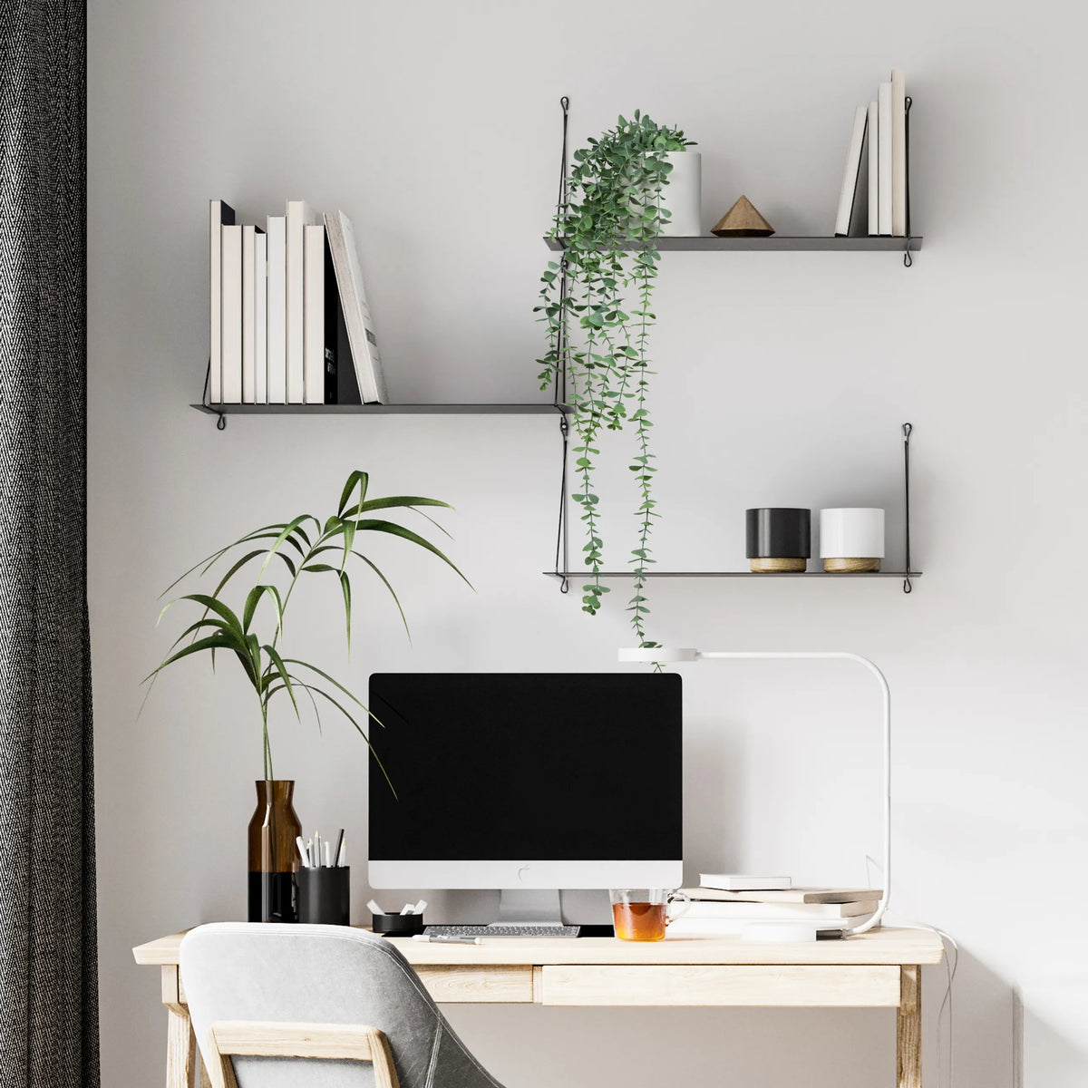 Vihreä Tekokasvi EUCALYPTUS CLIMB ruskeassa maljakossa työpöydällä, valmistaja hjh OFFICE