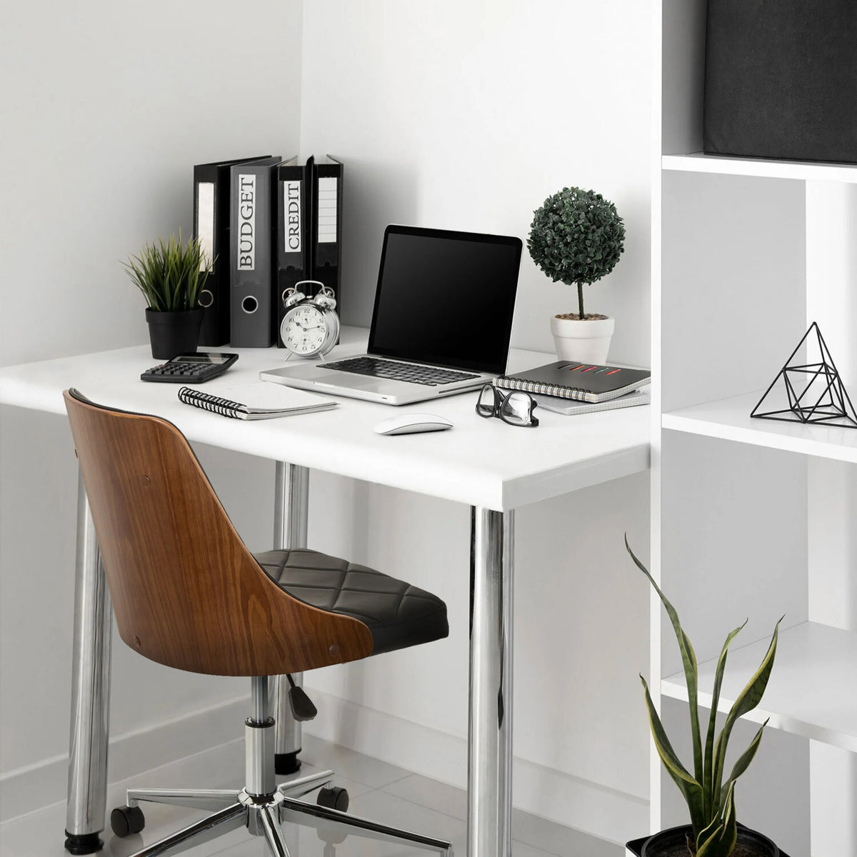 Home Office -toimistotuoli CENCA mustana, puukuorella ja tikkauspehmusteella, valmistaja hjh OFFICE