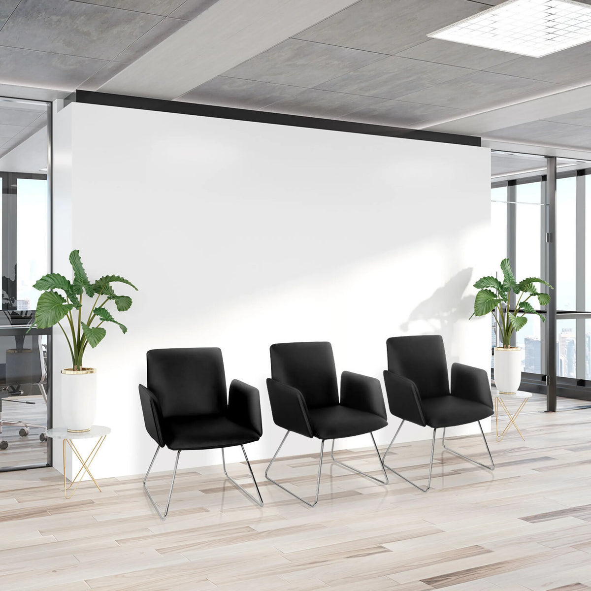 Kolme mustaa pehmustettua tuolia DESIGNIA V, joissa on hoikat metallijalat, valoisassa toimistoympäristössä, valmistaja hjh OFFICE