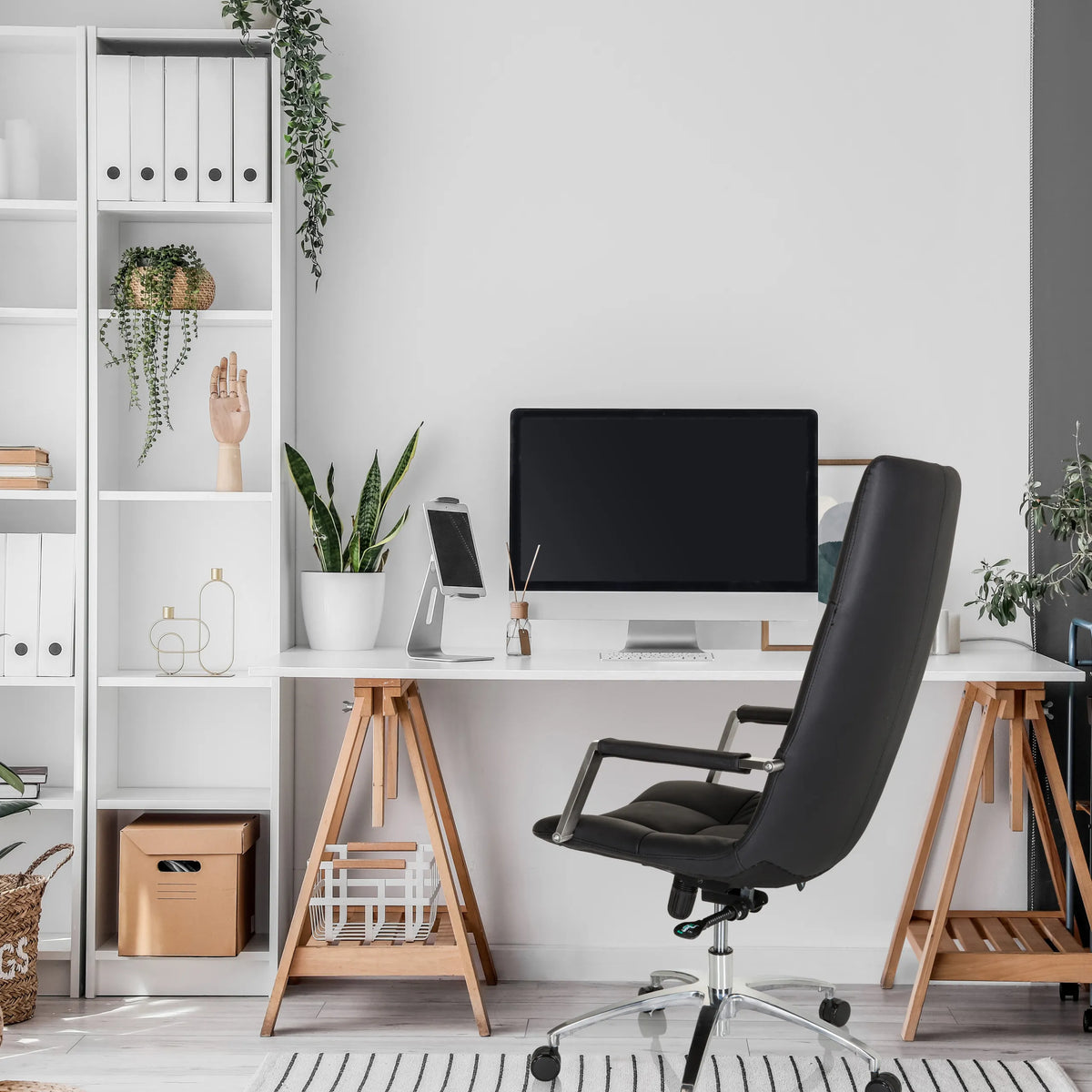 Musta nahkainen Home Office -toimistotuoli SARANTO PRO käsinojilla ja pyörillä, valmistaja hjh OFFICE