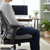 Musta MEDISIT VI istuintyyny toimistotuolilla, valmistaja hjh OFFICE (tekoälyllä luotu kuva)