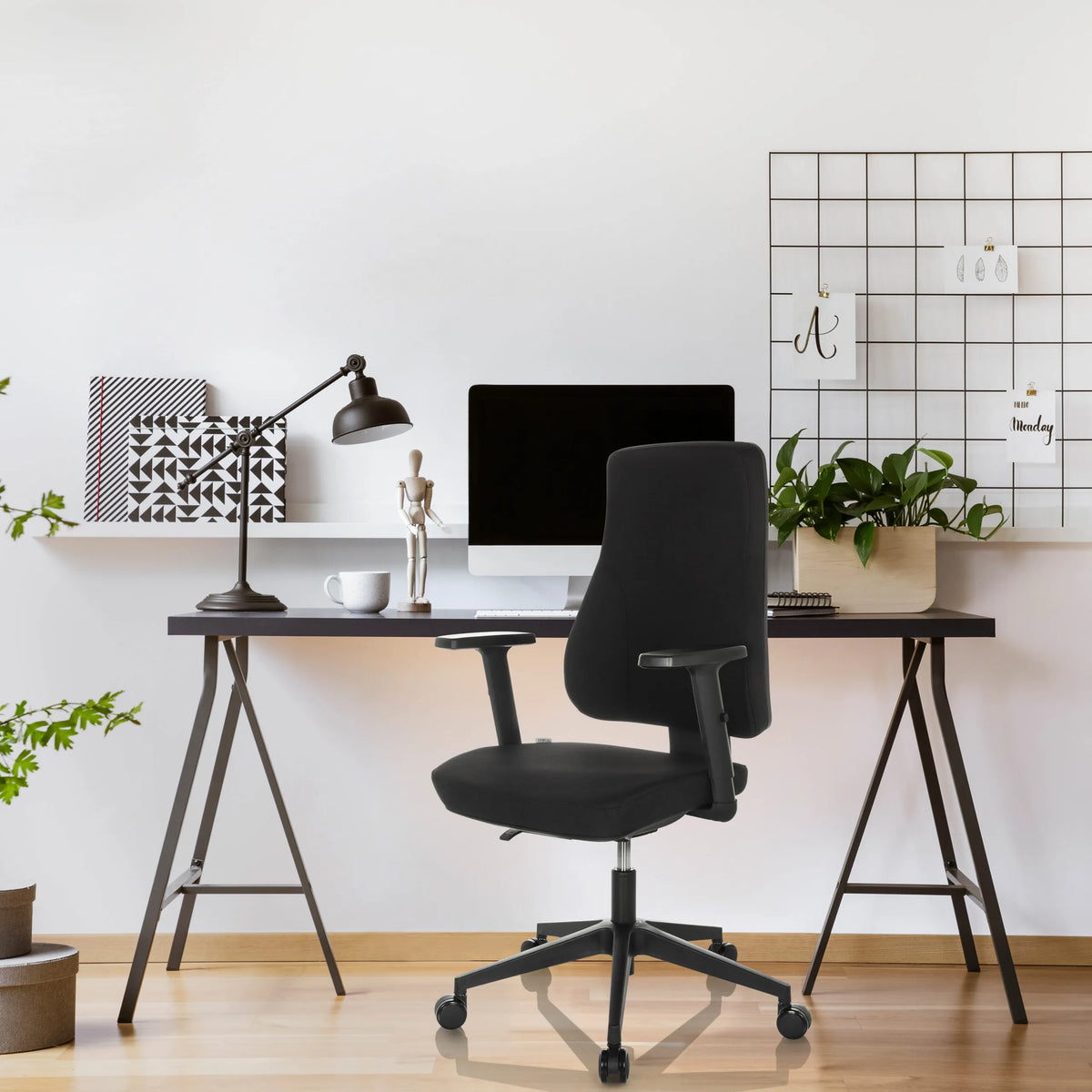 Musta Ammattitason toimistotuoli MATHES käsinojilla ja pyörillä työpöydän ääressä, valmistaja hjh OFFICE