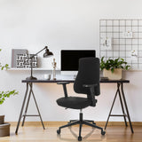Musta Ammattitason toimistotuoli MATHES käsinojilla ja pyörillä työpöydän ääressä, valmistaja hjh OFFICE