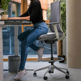 Harmaa korkea työtuoli HALIFAX WORK, jossa on jalkarengas ja pyörät, valmistaja hjh OFFICE