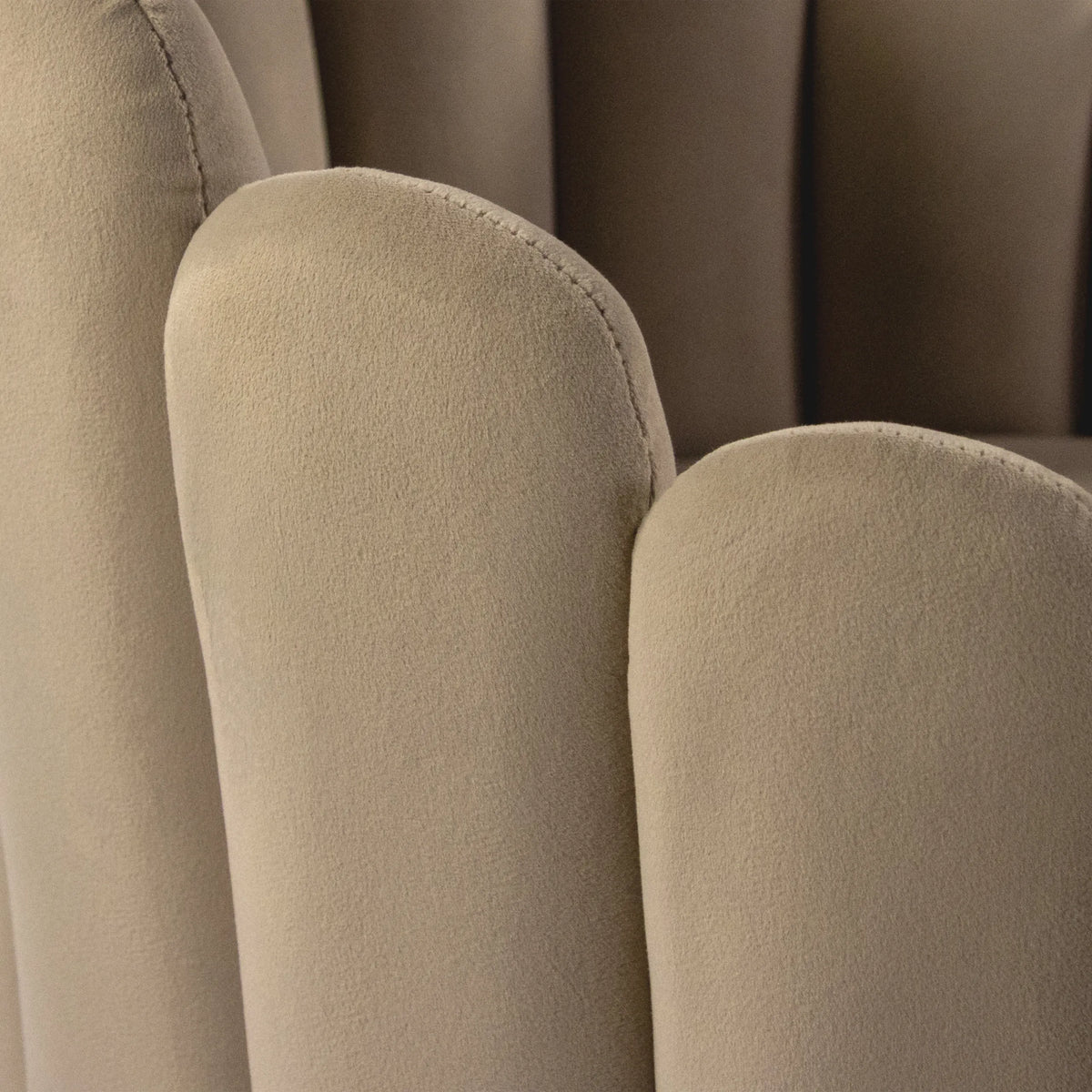 Ruokasalin tuolin SCALLORE beige kangaspäällysteen saumayksityiskohta, valmistaja hjh LIVING