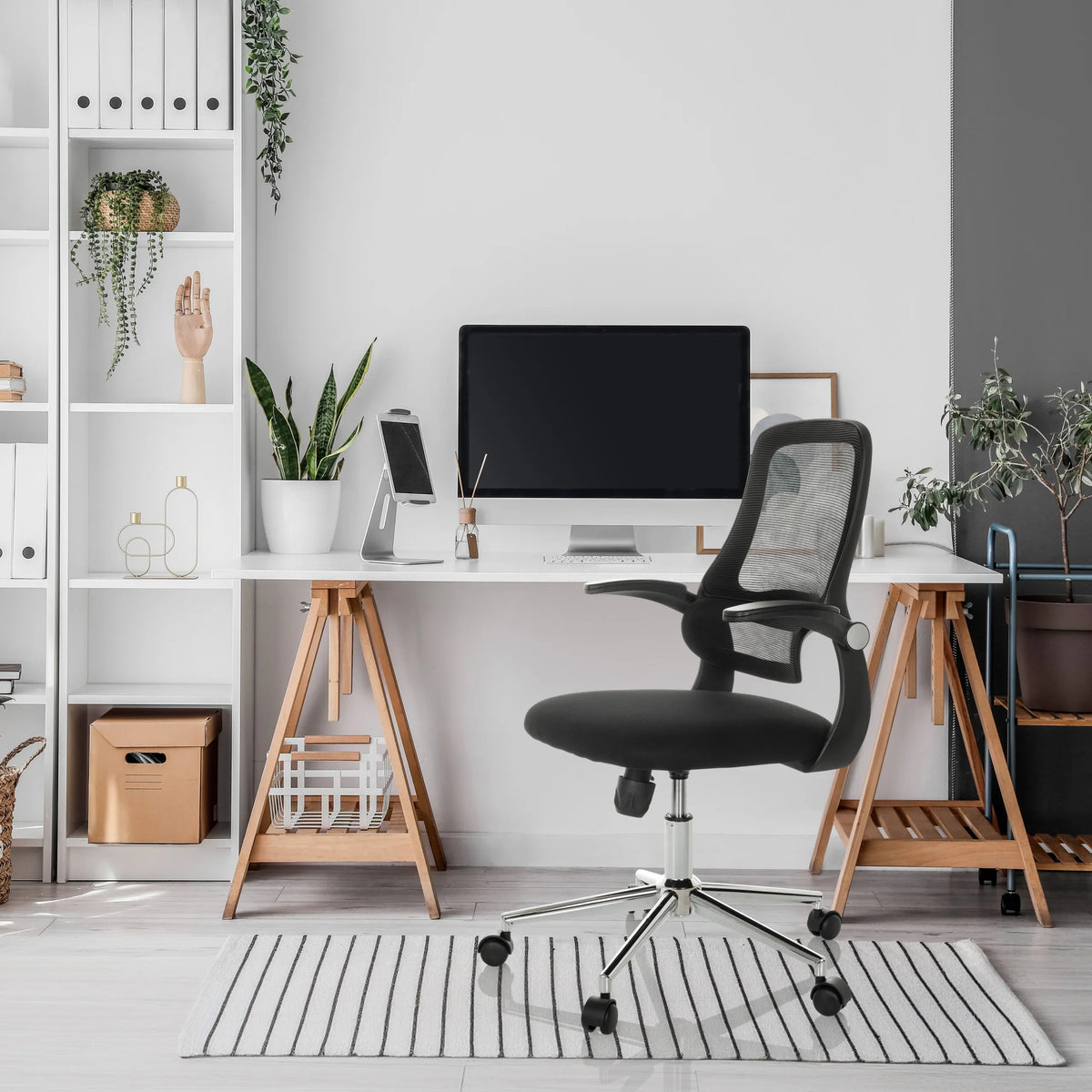 Musta Home Office -toimistotuoli MIKO B ECO, jossa on verkkoselkänoja ja käsinojat, valmistaja hjh OFFICE