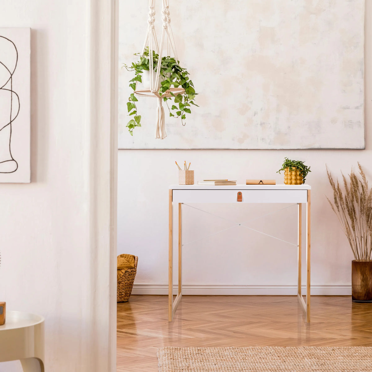 Valkoinen TAROLO II-kirjoituspöytä, mitat 80 x 42 cm ja vaaleat puujalat, valmistaja hjh LIVING