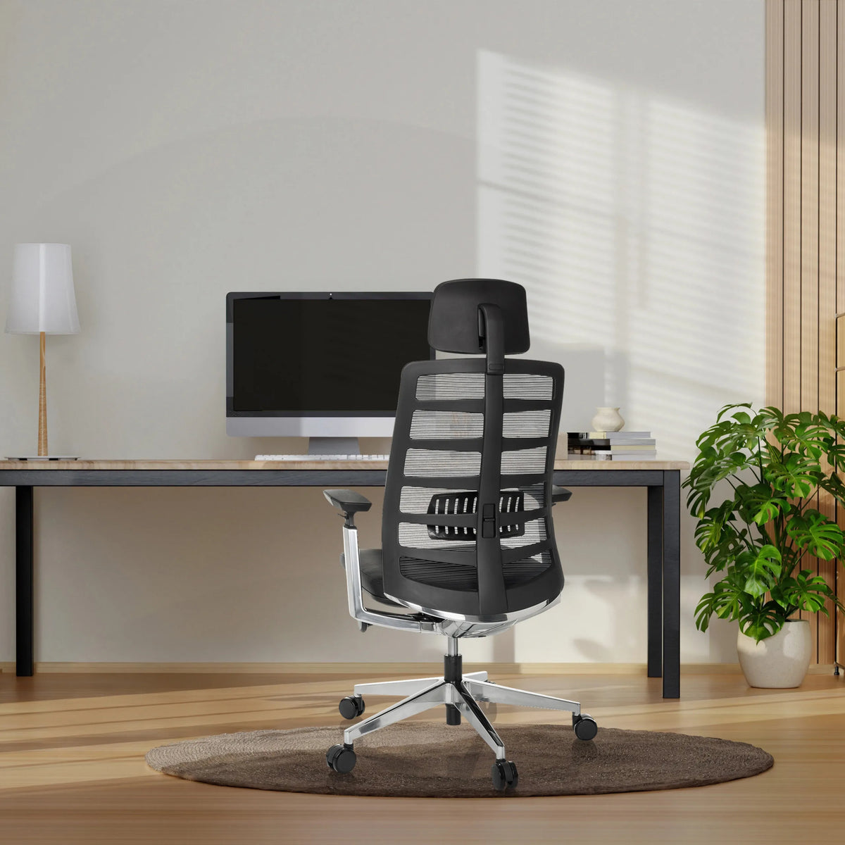 Musta High End -toimistotuoli SPINIO ELITE L verkkoselkänojalla ja niskatuella, valmistaja hjh OFFICE
