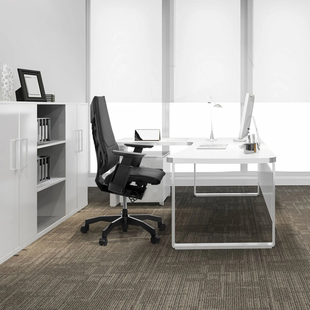 Musta High End -toimistotuoli GENIDIA BLACK nahasta, jossa on niskatuki ja käsinojat, valmistaja hjh OFFICE