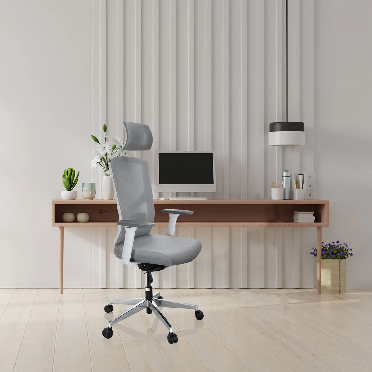 Harmaa ammattitason toimistotuoli BRETON PRO W niskatuella ja käsinojilla minimalistisen työpöydän edessä, valmistaja hjh OFFICE