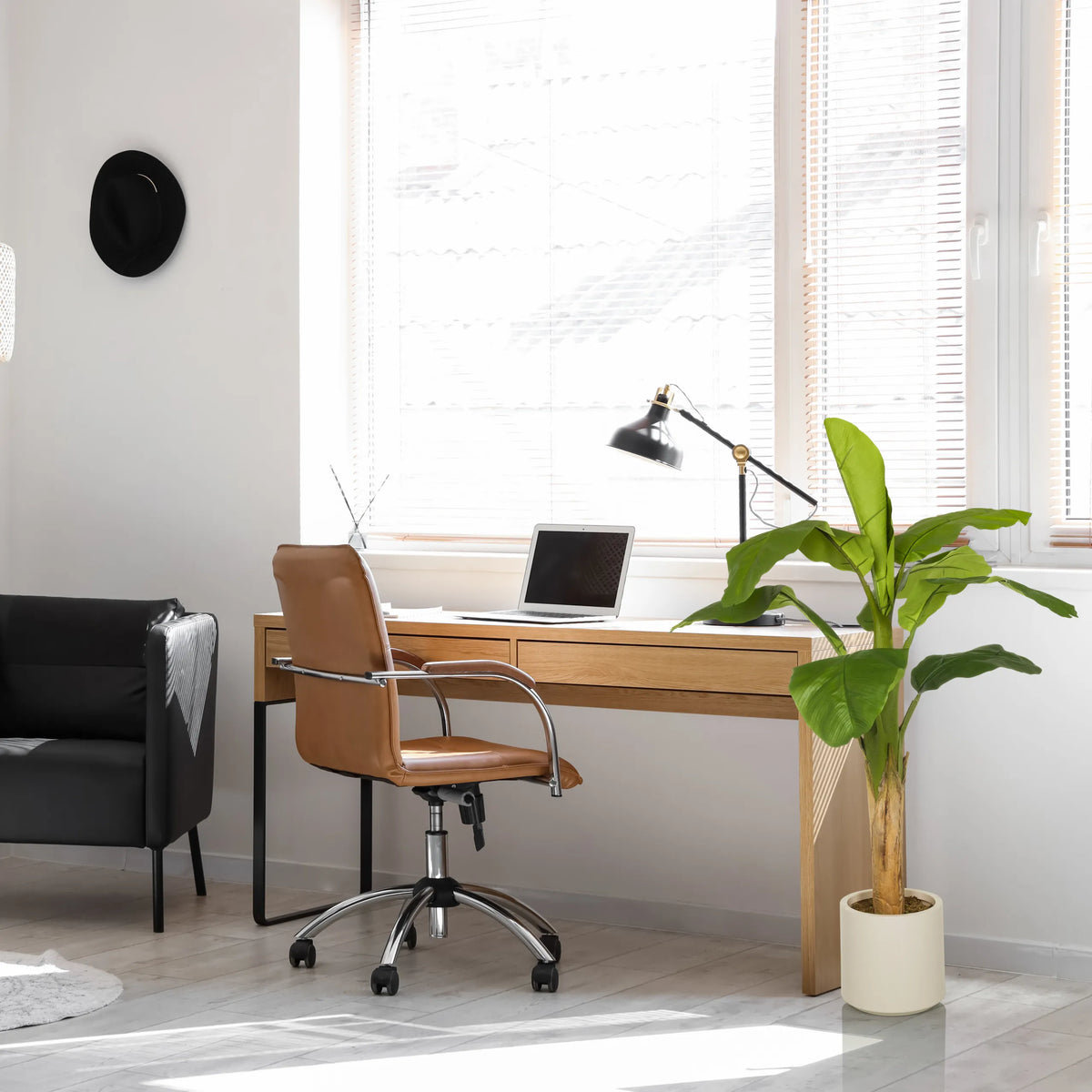 Vihreä tekokasvi BANANE I vaaleassa ruukussa työpöydän vieressä, valmistaja hjh OFFICE