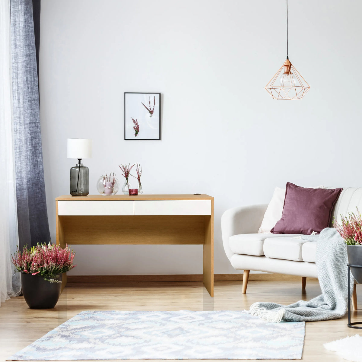 Kirjoituspöytä BERGA valkoisena ja tammisena, jossa on kaksi laatikkoa, olohuoneessa, valmistaja hjh LIVING