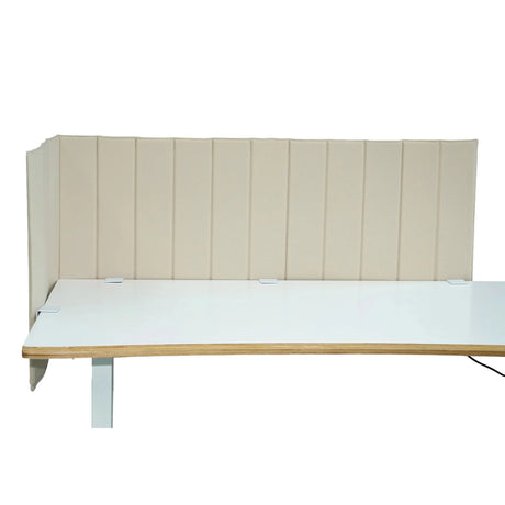 Beige työpöydän väliseinä FLEXMIUT ROLL, jossa on pystytikkaukset valkoisella työpöydällä, valmistaja hjh OFFICE