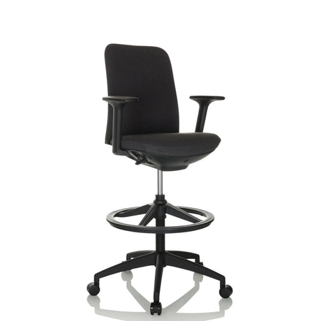 Musta korkea työtuoli NESTORA WORK pehmustetulla istuimella, käsinojilla ja jalkarenkaalla, valmistaja hjh OFFICE