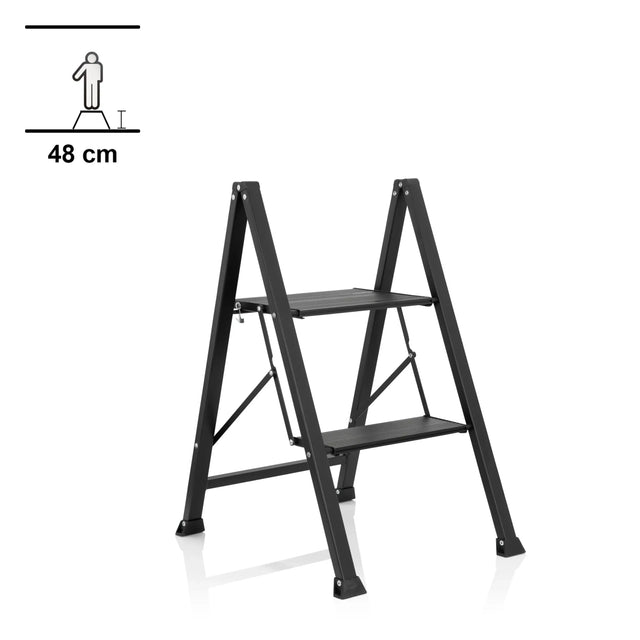 Mustat taitettavat tikkaat SOLID W5, joissa on kaksi askelmaa ja 48 cm korkeus, valmistaja hjh OFFICE
