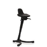 Musta seisomatuki TOP WORK 34, jossa on ergonomisesti muotoiltu istuin ja tähtijalka, valmistaja hjh OFFICE